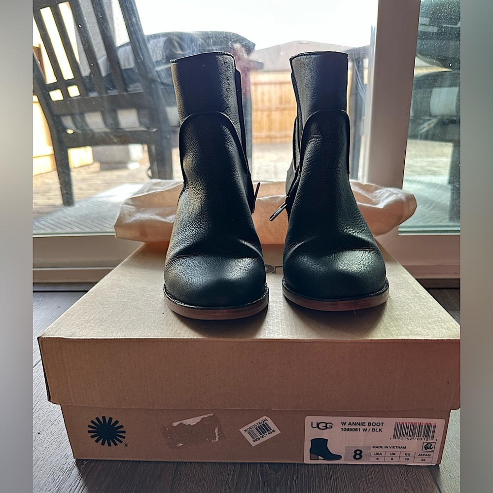 UGG women’s black boot in size 8